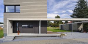 modernes zweist&ouml;ckiges wohnhaus mit holzfassade und carport