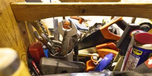 werkzeugkiste mit verschiedenen handwerkzeugen und materialien