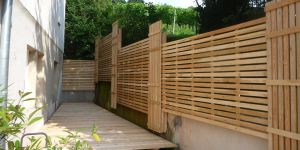 holzterrasse und sichtschutzz&auml;une im garten