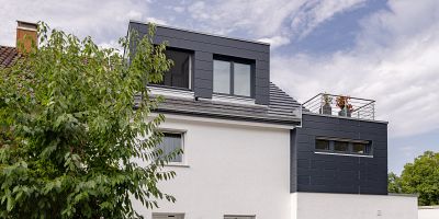 haus mit anbau dachterrasse und dachgauben