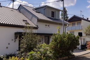 haus mit aufgestocktem wohnraum und dachgauben
