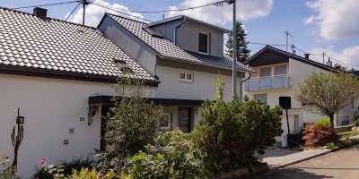 haus mit aufgestocktem wohnraum und dachgauben