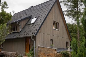 saniertes fachwerkhaus mit modernem dach und holzfassade