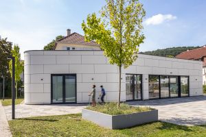 moderner holzrahmenbau mit flachdach und gerundeten w&auml;nden in esslingen