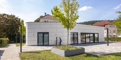 moderner holzrahmenbau mit flachdach und gerundeten w&auml;nden in esslingen