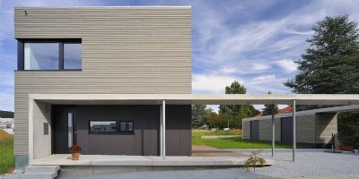 modernes einfamilienhaus mit l&auml;rchenschalung und carport