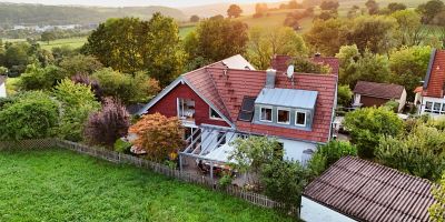einfamilienhaus mit neuer terrassen&uuml;berdachung in gr&uuml;ner umgebung