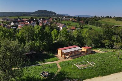 modulbau naturkindergarten umgeben von gr&uuml;nfl&auml;chen und b&auml;umen